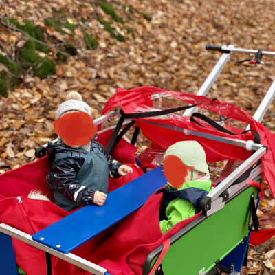 Kinderwagen mit 6 Plätzen Kinderwagen mit 6 Plätzen