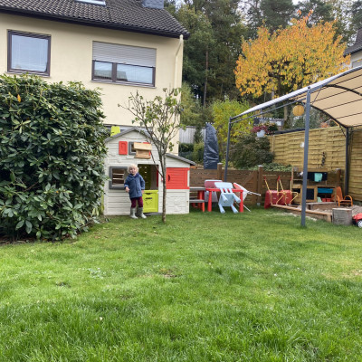 Im Garten spielen Im Garten spielen