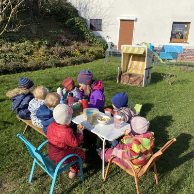 Frühstück im Garten Frühstück im Garten